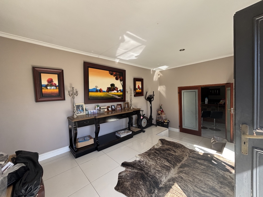 5 Bedroom Property for Sale in Vierlanden Western Cape